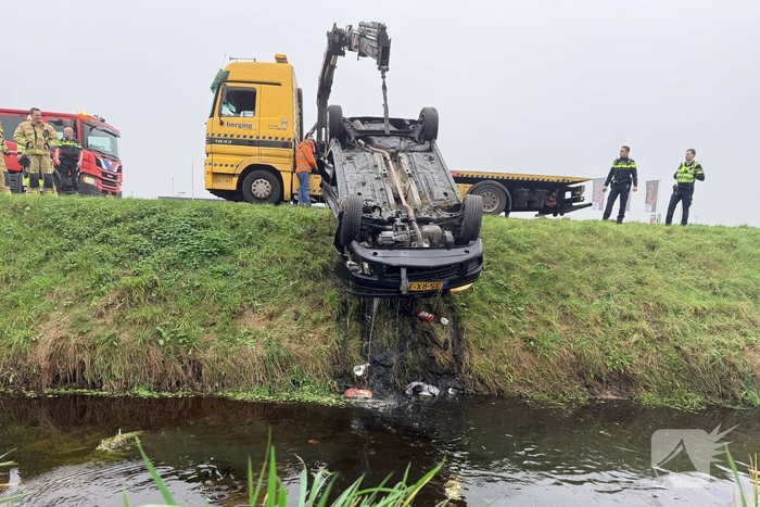 Auto belandt op kop in sloot, bestuurder gewond naar ziekenhuis