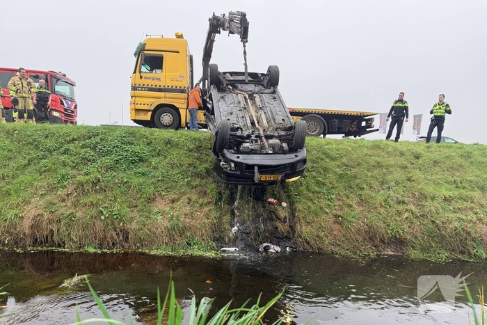 Auto belandt op kop in sloot, bestuurder gewond naar ziekenhuis