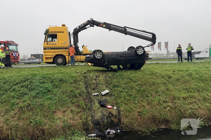 Auto belandt op kop in sloot, bestuurder gewond naar ziekenhuis