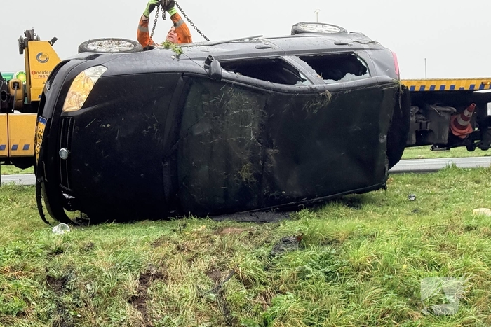 Auto belandt op kop in sloot, bestuurder gewond naar ziekenhuis