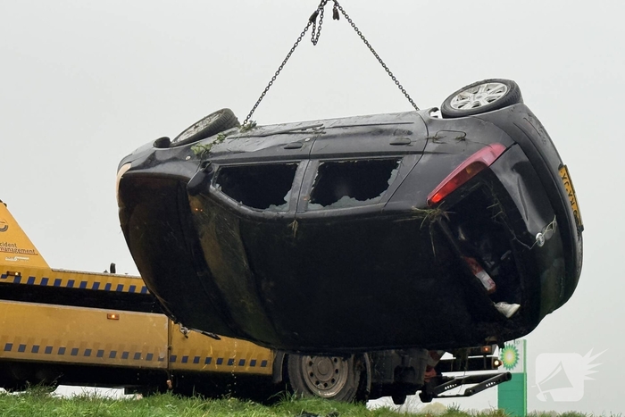 Auto belandt op kop in sloot, bestuurder gewond naar ziekenhuis