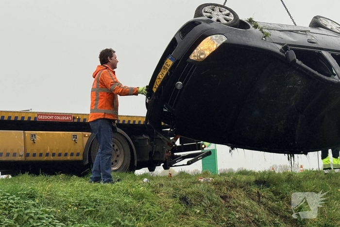Auto belandt op kop in sloot, bestuurder gewond naar ziekenhuis