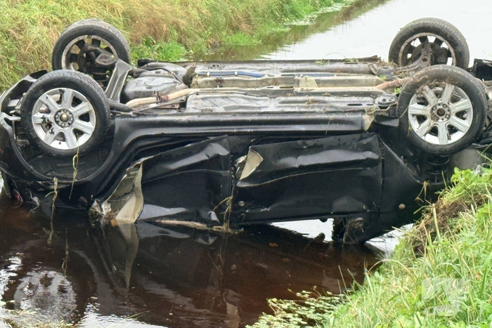 Auto belandt op kop in sloot, bestuurder gewond naar ziekenhuis