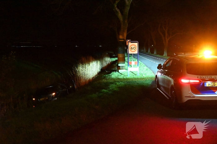 Auto komt in sloot terecht bij ongeval