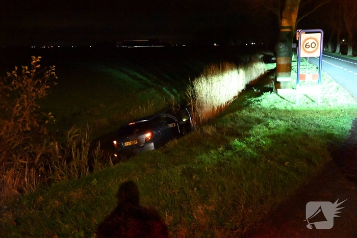 Auto komt in sloot terecht bij ongeval