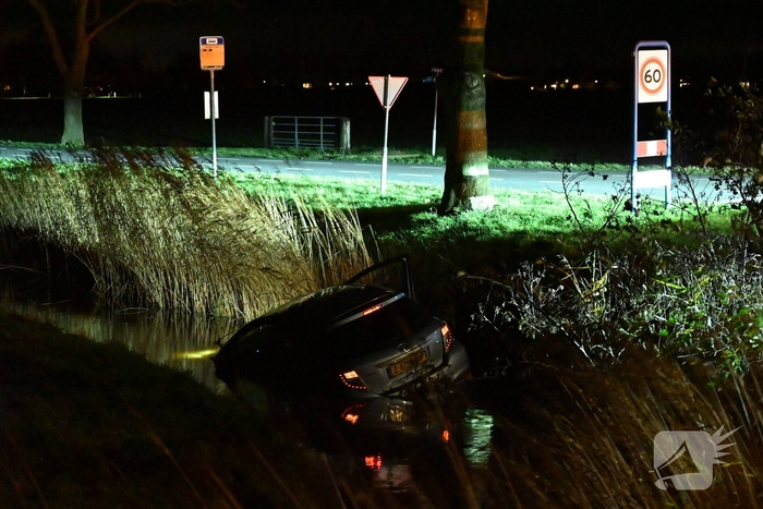 Auto komt in sloot terecht bij ongeval