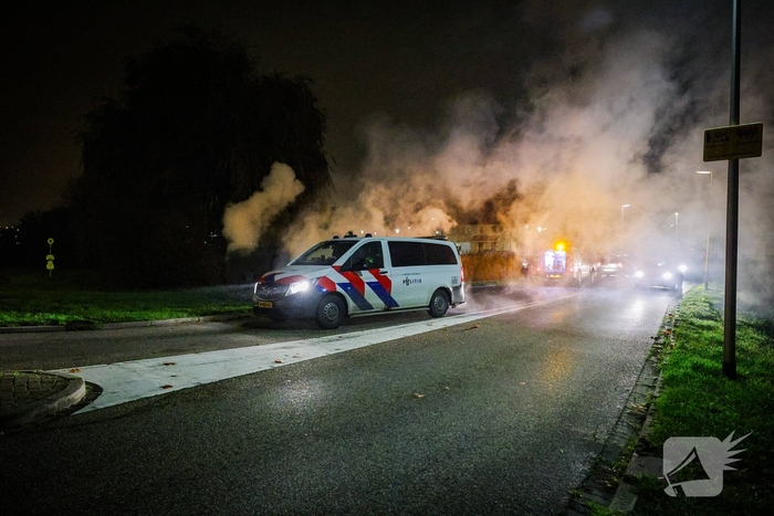Brand in kledingcontainer veroorzaakt rookwolken