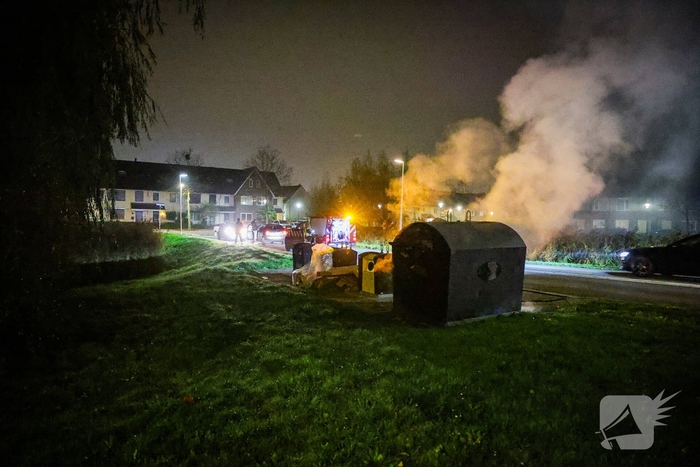 Brand in kledingcontainer veroorzaakt rookwolken