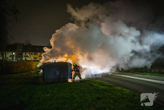 Brand in kledingcontainer veroorzaakt rookwolken