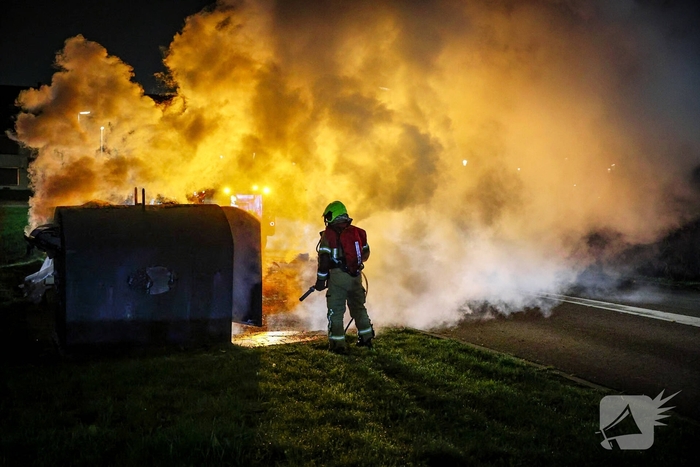 Brand in kledingcontainer veroorzaakt rookwolken