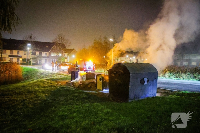 Brand in kledingcontainer veroorzaakt rookwolken