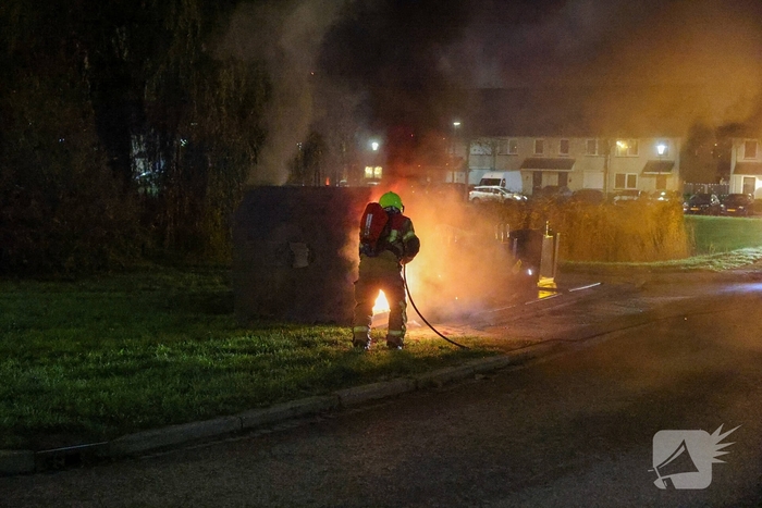 Brand in kledingcontainer veroorzaakt rookwolken