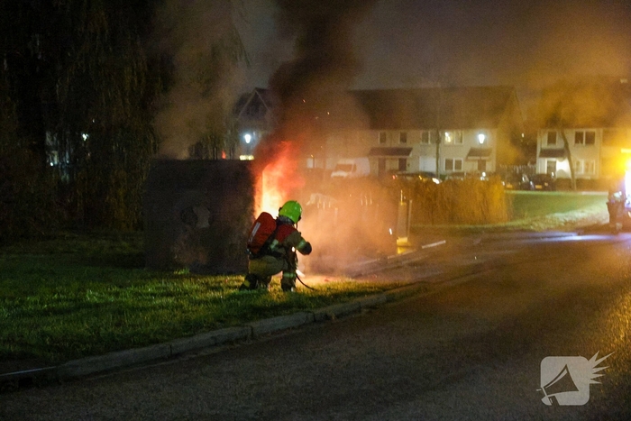 Brand in kledingcontainer veroorzaakt rookwolken