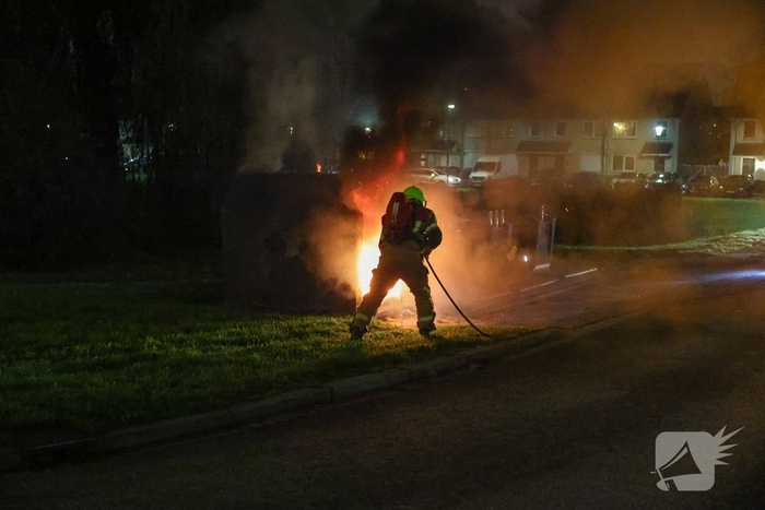 Brand in kledingcontainer veroorzaakt rookwolken
