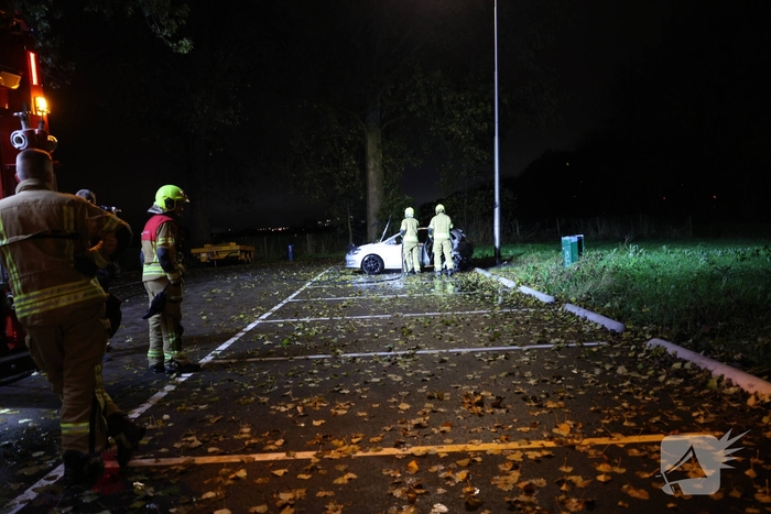 Auto volledig uitgebrand tijdens brandincident