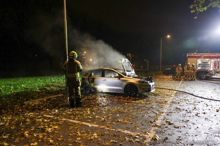 Auto volledig uitgebrand tijdens brandincident