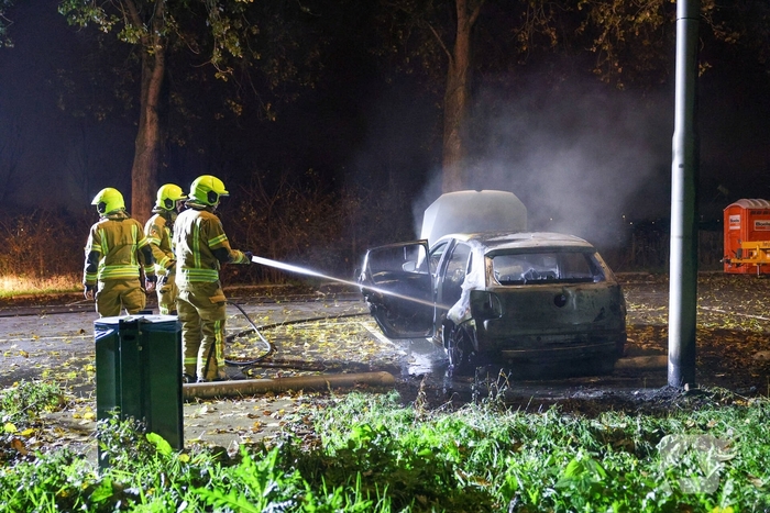 Auto volledig uitgebrand tijdens brandincident