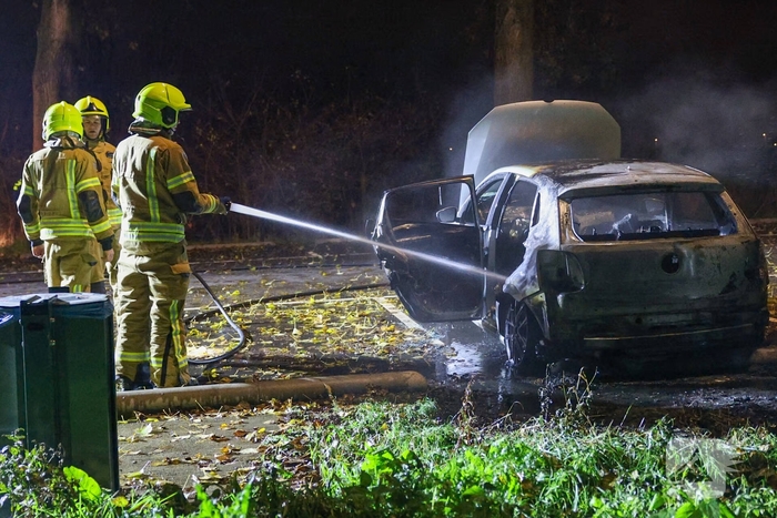 Auto volledig uitgebrand tijdens brandincident