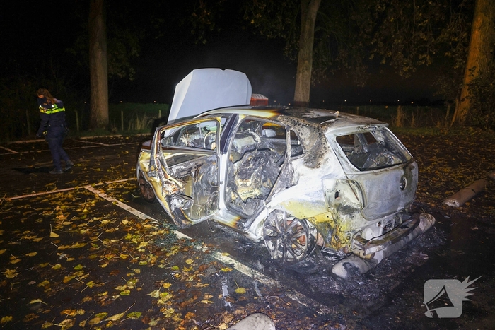 Auto volledig uitgebrand tijdens brandincident