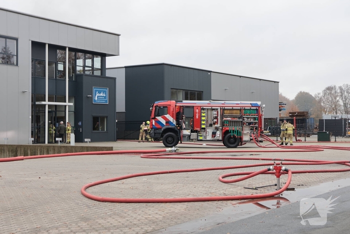 Grote brand in coatingsbedrijf veroorzaakt rookontwikkeling