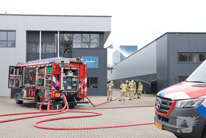 Grote brand in coatingsbedrijf veroorzaakt rookontwikkeling