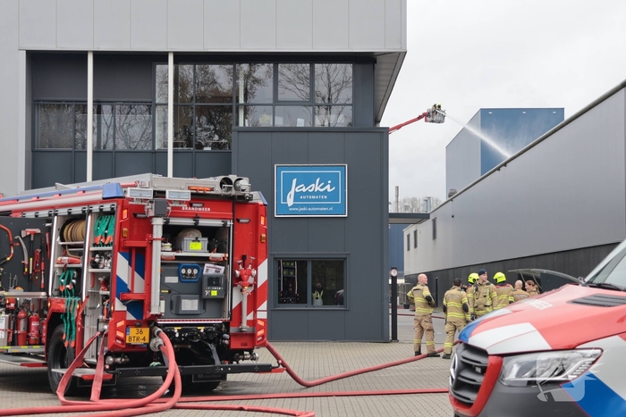 Grote brand in coatingsbedrijf veroorzaakt rookontwikkeling