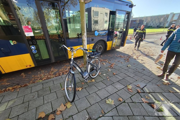 Fiets en auto beschadigd na botsing