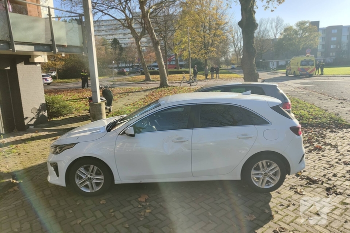 Fiets en auto beschadigd na botsing