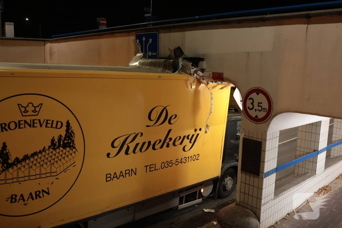 Vrachtwagen vast in tunnel, bestuurder gewond