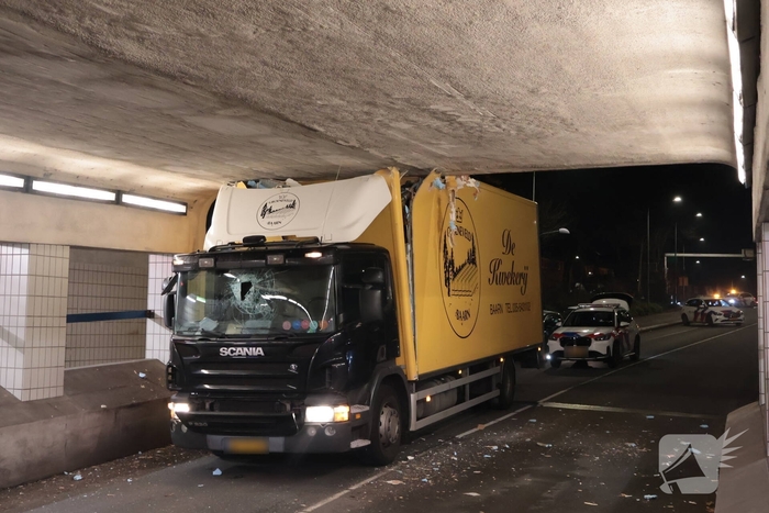 Vrachtwagen vast in tunnel, bestuurder gewond