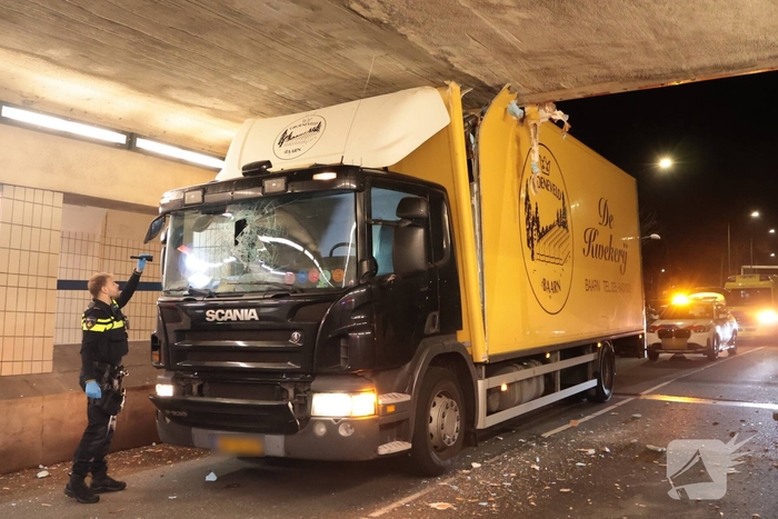 Vrachtwagen vast in tunnel, bestuurder gewond