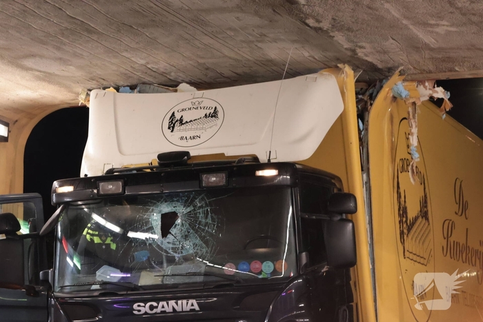 Vrachtwagen vast in tunnel, bestuurder gewond