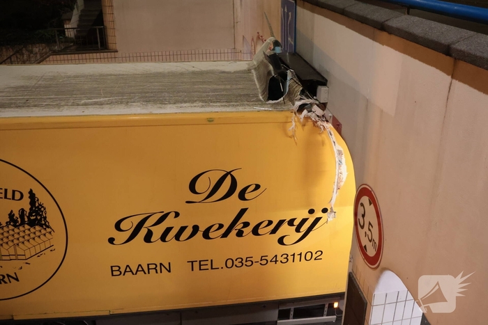 Vrachtwagen vast in tunnel, bestuurder gewond