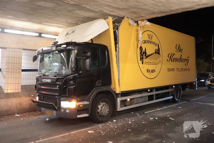 Vrachtwagen vast in tunnel, bestuurder gewond