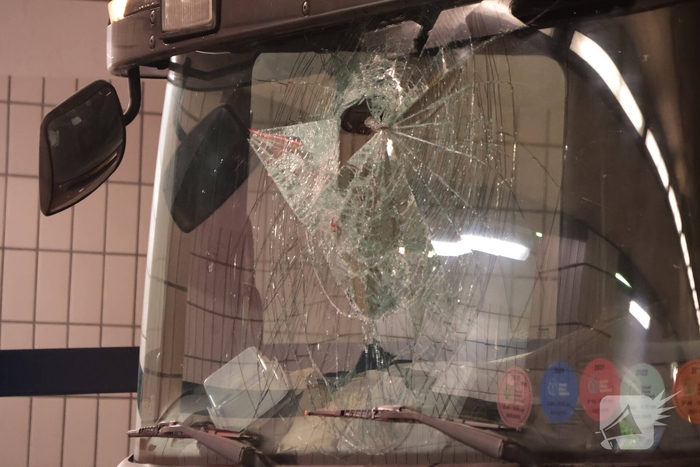 Vrachtwagen vast in tunnel, bestuurder gewond