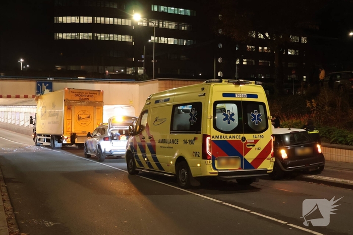 Vrachtwagen vast in tunnel, bestuurder gewond