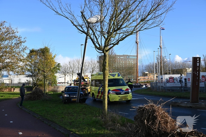 Auto tegen lantaarnpaal tot stilstand