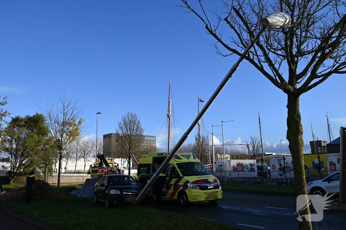 Auto tegen lantaarnpaal tot stilstand