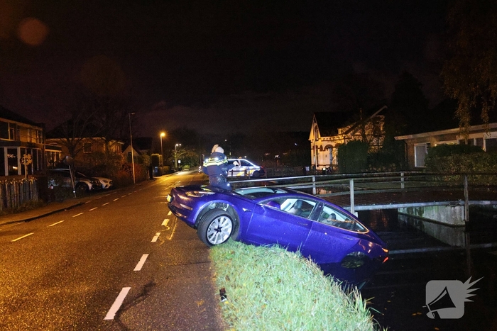 Dronken bestuurder rijdt met Tesla het water in