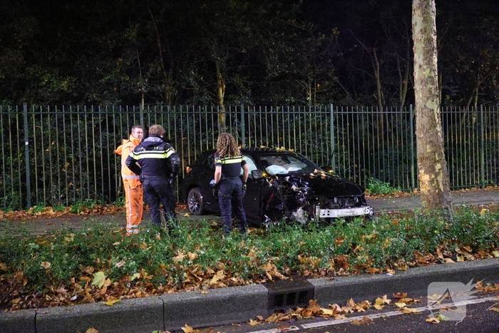 Auto botst tegen boom na uit de bocht vliegen