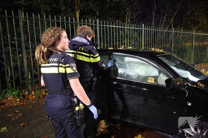 Auto botst tegen boom na uit de bocht vliegen