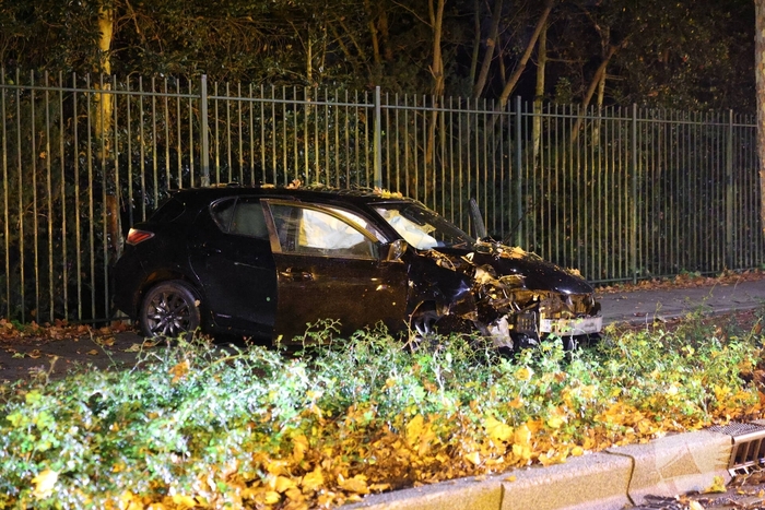 Auto botst tegen boom na uit de bocht vliegen