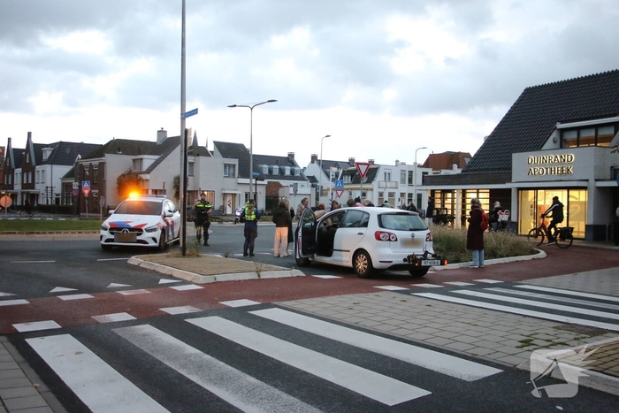 Auto schept fietser bij oversteek