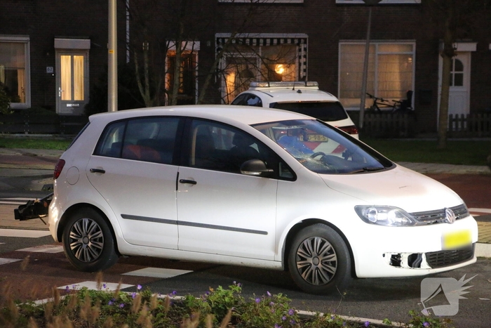 Auto schept fietser bij oversteek