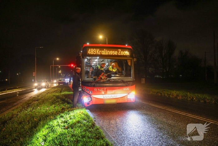 Ongeval tussen auto en bus zorgt voor verkeersvertraging