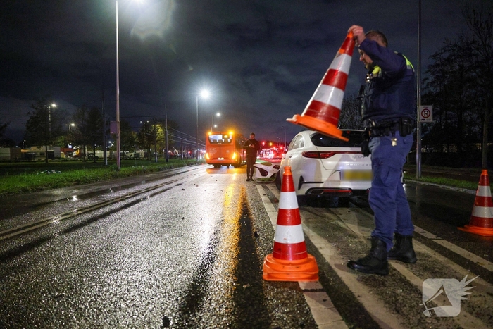 Ongeval tussen auto en bus zorgt voor verkeersvertraging