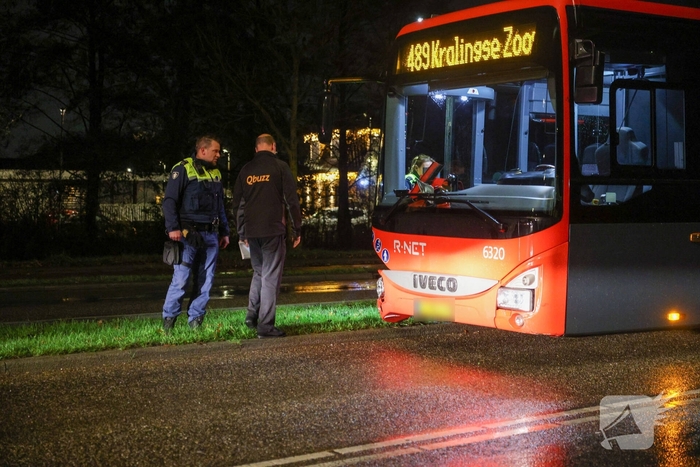 Ongeval tussen auto en bus zorgt voor verkeersvertraging