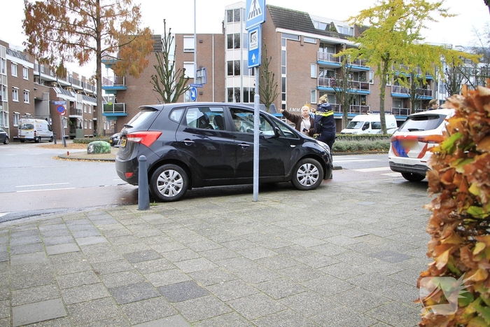 Automobiliste botst tegen verkeersregelaar
