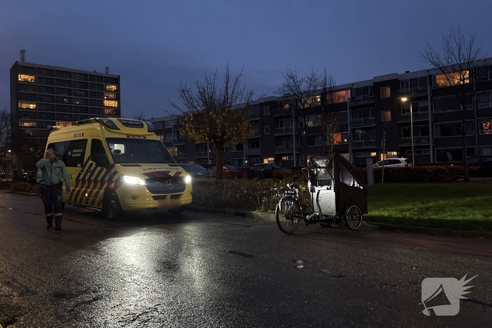 Aanrijding tussen auto en bakfiets leidt tot twee gewonden