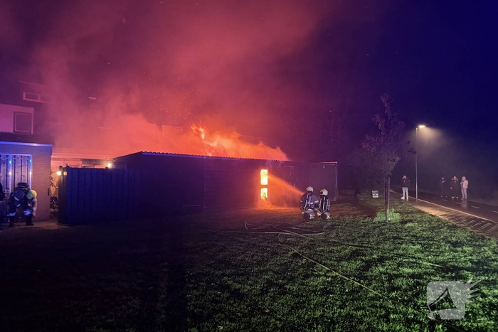 Uitslaande brand verwoest bijgebouw zonder gewonden
